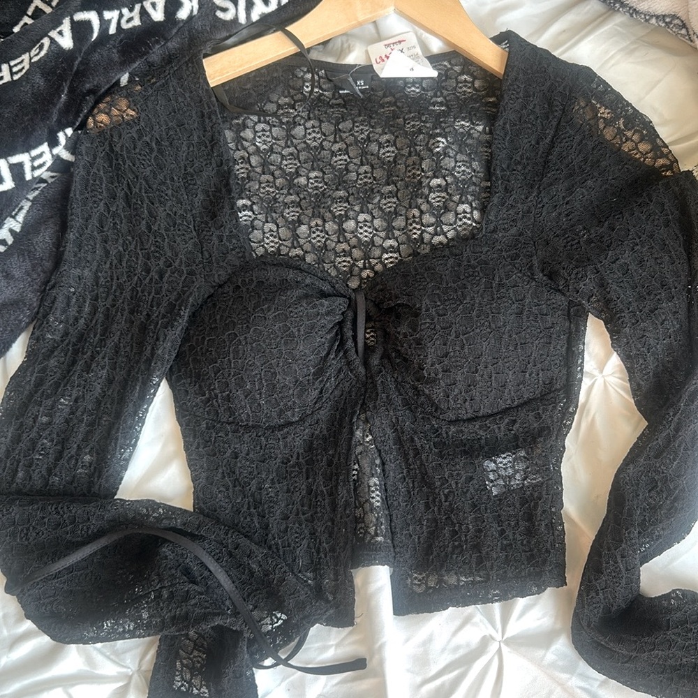 NWT- Windsor laced long sleeve lace top with adjustable tie, xs